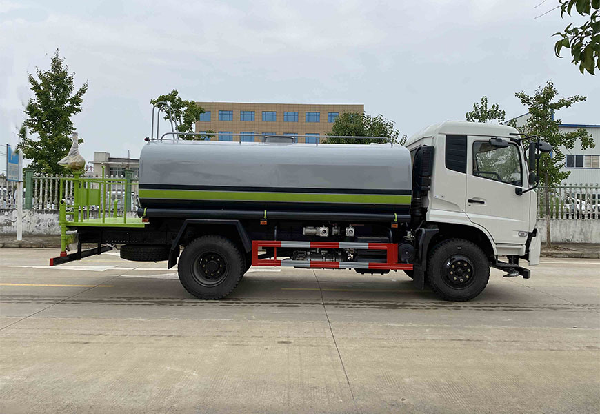 青海重汽灑水車(chē)：為城市管理保駕護(hù)航

