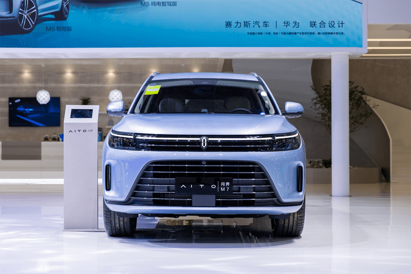 問界 M5 與特斯拉 Model Y 后排空間對比
